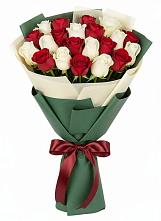 Букет Микс из красных и белых роз в Рождествено