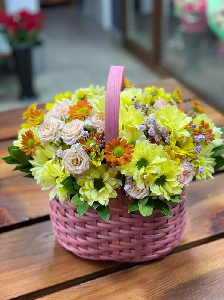 Цветочная композиция из Хризантемы и Розы в корзине в Рождествено